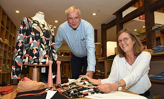 Die neue Herbst-Winter-Kollektion ist schon im Laden: Reinhard Maas und Filialleiterin Barbara Ludwig im Bielefelder Geschäft an der Obernstraße.  - Julia Fahl