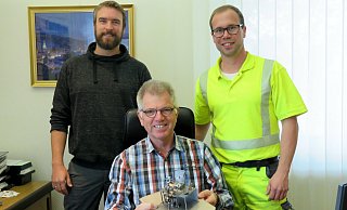 Mit Präsent: Christian Bruns (l.) und Christian Gerling vom Personalrat gratulierten Hans Jürgen Wessels zum Bürgermeister-Jubiläum. - Gemeinde Altenbeken