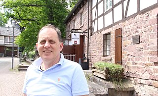 Erol Beca aus Mazedonien ist der Küchenchef im neuen Neromilos. Nero ist griechisch und heißt Wasser. Neromilos ist also die Wassermühle. - Burkhard Battran