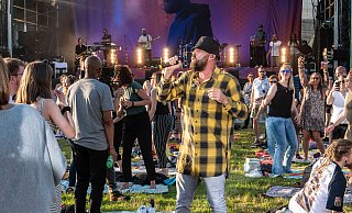 Gentleman sucht im Schloss- und Auenpark den Kontakt mit seinen Paderborner Fans. - Ralph Meyer