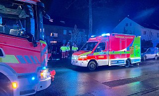 Der Rettungsdienst sichtet insgesamt elf Betroffene wegen möglicher Rauchgasvergiftung. - Ralph Meyer