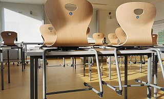 Stühle hoch, alle nach Hause: Die vierte Welle ist in Bielefeld angekommen - und viele junge Menschen stecken sich an. Der Inzidenzwert am Freitag: über 130. - Symbolbild: Pixabay