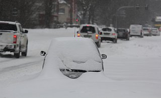 Der Verkehr auf der Mindener Straße rollt langsam, aber er rollt - trotz Flockdown. Veekehrsbeeinträchtigungen durch Schnee sind kein Grund, nicht zur Arbeit zu erscheinen. - Ulf Hanke