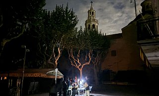 Während des Blackouts sitzen Gäste eines Straßencafés in der Kleinstadt Premià de Mar bei Barcelona im Licht von Taschenlampen und trinken lauwarmes Bier. (Archivbild) - Jan-Uwe Ronneburger/dpa