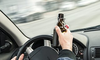 Ein Mann aus Schloß Holte-Stukenbrock ist alkoholisiert Auto gefahren und hat dann versehentlich seinen Wagen mit einer Zigarette angezündet. - Picture Alliance