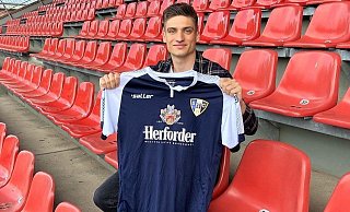 An seiner neuen Wirkungsstätte: Adrian Mavretic präsentiert das Trikot des Westfalenligisten SC Herford. - SC Herford