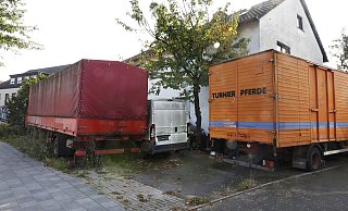 Nach einer jahrelangen juristischen Auseinandersetzung sind am Dienstag, 15. Juli, insgesamt sieben Schrottautos vom Privatgrundstück an der Gütersloher Straße in Verl entfernt worden. Doch auch im Garten hat der Eigentümer Autos gesammelt. - Roland Thöring