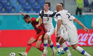 Der Belgier Eden Hazard (l) feierte gegen Finnland sein Startelf-Comeback. - Igor Russak/dpa