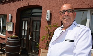 Enco Contursi vor seiner Osteria Gusto an der Bergstraße in Bornholte. Die alte Kneipe, früher "Mutter Anna", hat der Italiener von Grund auf renoviert. - Karin Prignitz