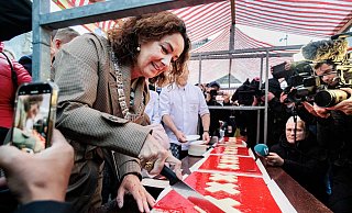 Amsterdams Bürgermeisterin Femke Halsema schneidet die lange Torte an. - Ramon Van Flymen/ANP/dpa