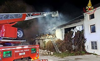 Bei der Explosion wurden drei Polizisten getötet. - --/Italienische Feuerwehr/dpa