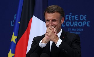 Emmanuel Macron nach seiner Rede auf dem Dresdener Neumarkt vor der Frauenkirche. - Jan Woitas/dpa