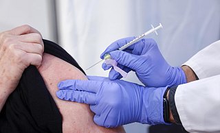 Ab Montag gibt es den Pieks gegen das Coronavirus auch in Betrieben. - picture alliance / Rupert Oberhäuser / Symbolbild