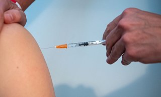 Impfung gegen das Coronavirus: Zwei, drei oder werden es am Ende sogar noch mehr?. - Foto: Sven Hoppe/dpa