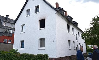 Schwarze Spuren über dem geöffneten Fenster zeugen von dem, was drinnen passierte. - Thomas Kube