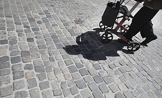 In Hiddenhausen wurde eine 80-jährige Frau angegriffen und ausgeraubt. - picture alliance