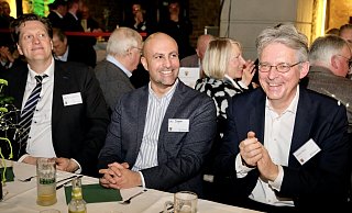 Sein erster Außentermin führte den neuen Landrat Ali Dogan (M.) zum Fitzebohnen-Essen nach Lübbecke. Rechts neben ihm saß der SPD-Bundestagsabgeordnete Achim Post. - Heike von Schulz