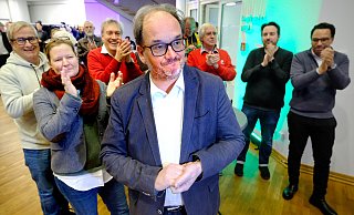 Mit Beifall bedacht: Matthias Trepper beim Einzug in die Wahllobby bei der Gütersloher Bürgermeisterwahl am Sonntagabend. - Andreas Frücht