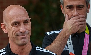 Der Chef des spanischen Fußballverbands, Luis Rubiales (l), hatte mit dem Kuss einer Spielerin nach dem WM-Sieg für Aufsehen gesorgt. - Manu Fernandez/AP/dpa