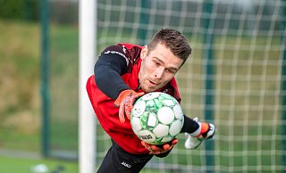 Torwart Matthis Harsmann kommt beim Spiel schonmal ins Fliegen - und ist damit die Nummer Eins beim SV Rödinghausen. - Joel Beinke