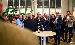 Im Kreishaus verfolgen SPD-Mitglieder die Entwicklung der Auszählung. In der Mitte steht der SPD-Bundestagsabgeordnete Stefan Schwartze. - Daniel Salmon