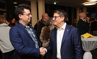 Fabian Golanowsky (l.) aus Espelkamp bewarb sich für die SPD um das Bundestagsmandat, Oliver Vogt aus Espelkamp war Kandidat der CDU. Golanowsky gratulierte Vogt am Wahlabend im Kreishaus in Minden zum Wahlsieg. - Joern Spreen-Ledebur