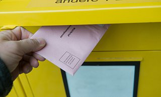 Für viele Menschen im Kreis Höxter ist die Briefwahl mittlerweile die einfachste und flexibelste Variante an einer Wahl teilzunehmen. Dieses mal gibt es wegen der kurzen Frist aber besondere Herausforderungen. - picture alliance / dpa