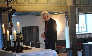 Jeden Abend hatte Pfarrer Udo Schulte während der Karwochen im Jahr 2020 vor dem Altar in St. Johannis in Rahden Fürbitte gehalten und das Vaterunser gebetet. - Joern Spreen-Ledebur