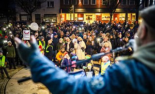 Rund 300 Frauen, Männer und Kinder setzen auf dem Blücherplatz einmal mehr ein leuchtendes Zeichen für Demokratie und Toleranz – und gegen rechtsextreme Tendenzen in der Gesellschaft. - Daniel Salmon