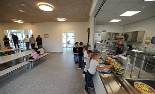 Seit Beginn des neuen Schuljahres wird die neue Mensa in der Grundschule Rahden genutzt. Derzeit nutzen 151 Kinder das Angebot des offenen Ganztags an der Schule. - Joern Spreen-Ledebur