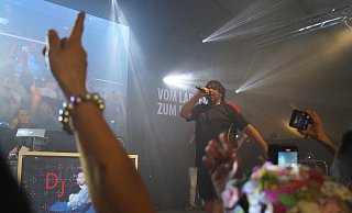 Der Auftritt von Ikke Hüftgold bei der großen Schlagerparty im Festzelt "Meier's Deele" war ein Highlight für die Besucher. "Wo sind die Hände?", animierte der Ballermann-Star das Publikum zum Mitmachen. - Kerstin Tirre