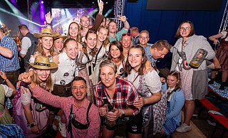 Die erste Frauenmannschaft von TuRa Löhne feiert gemeinsam beim Oktoberfest 2024. Am kommenden Wochenende findet die beliebte Kirmes wieder statt. - Noah Wedel