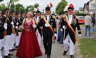 Das Kaiserpaar Sylvia Barfuß und Elmar Kürpick begleitet von Oberst Helmut Haße. - Regina Brucksch