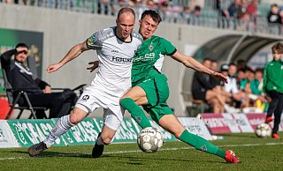 Auf Tuchfühlung: So wie in diesem Zweikampf zwischen Rödinghausens Patrick Kurzen (l.) und Mönchengladbachs Veit Stange gab es auch im Duell der beiden Teams am Ende keinen Sieger. - Joel Beinke