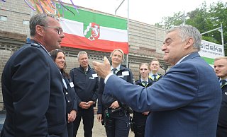 NRW-Innenminister Herbert Reul nahm sich während seines Besuchs an der künftigen Polizeiwache in Espelkamp im Sommer 2023 Zeit, um mit den Beamtinnen und Beamten zu sprechen. - Joern Spreen-Ledebur