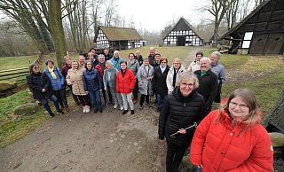 Im Rahdener Museumshof hat die neue Saison begonnen. Gemeinsam mit den Ehrenamtlichen freut sich Museumsleiterin Nancy Kröger auf die Saison. Den symbolischen Schlüssel für die Hofanlage hatten sie und Tanja Gutjar zum Saisonstart dabei. - Joern Spreen-Ledebur