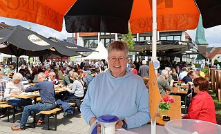 Claudia Masuth hat sich auf dem Spargelmarkt einen Stehtisch aufgebaut. Dort bietet sie frische Backwaren aus dem weit entfernten Waffelwagen an, der von den Besuchern nicht wahrgenommen wird. - Regina Brucksch