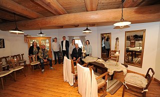 Vertreterinnen und Vertreter von Stadt Rahden und Heimatverein Tonnenheide stellten das sanierte Trauzimmer in der Tonnenheider Hochzeitsmühle vor. - Joern Spreen-Ledebur