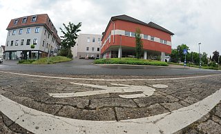 Mit dem Hinweis auf die Nähe zum Rahdener Krankenhaus war vor einigen Jahren an der Ecke Hohe Mühle/Feldstraße das Ärztehaus errichtet worden, es gab von ambulanten Ärzten wiederholt Lob für die gute Zusammenarbeit bei der Hilfe für Notfälle. Das Krankenhaus wird nun Ende des Jahres geschlossen. - Joern Spreen-Ledebur