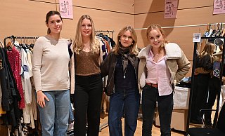 Sofia Block, Pauline Lohmann, Lena Leyer und Käthe Redlefsen verkauften für ihren Abiball im kommenden Jahr. - Neue Westfälische
