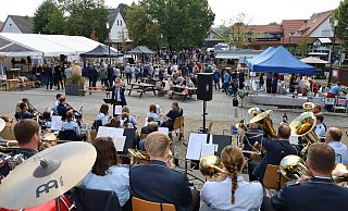 Bereits vor der offiziellen Eröffnung mit Bierfassanstich tummelten sich etliche Gäste auf dem Dorfplatz, wo der Musikverein Cäcilia unter der Leitung von Daniel Höwekenmeier ein Platzkonzert spielt. - Regina Brucksch Bereits vor der offiziellen Eröffnung mit Bierfassanstich tummelten sich etliche Gäste auf dem Dorfplatz, wo der Musikverein Cäcilia unter der Leitung von Daniel Höwekenmeier ein Platzkonzert spielt. - Regina Brucksch