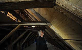 In der Dachkonstruktion von St.- Johannis mussten schadhafte Hölzer ausgetauscht werden. Das war aufwendig und nur in Handarbeit möglich. An manchen Stellen sind die Stellen deutlich sichtbar, wenn marode Hölzer an einem Dachbalken durch neue Balkenstücke ersetzt wurden. - Joern Spreen-Ledebur In der Dachkonstruktion von St.- Johannis mussten schadhafte Hölzer ausgetauscht werden. Das war aufwendig und nur in Handarbeit möglich. An manchen Stellen sind die Stellen deutlich sichtbar, wenn marode Hölzer an einem Dachbalken durch neue Balkenstücke ersetzt wurden. - Joern Spreen-Ledebur