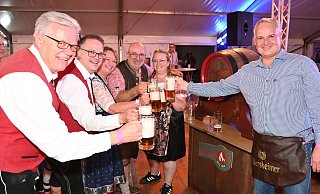 O´zapft is: von links: Martin Heinemeyer (Dirigent), ChristophMissing (1. Vorsitzender Blaskapelle), Stefan Friedrich mit zwei Besucherinnenund Marcus Busse von der Brauerei Allersheim - Thomas Kube