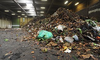 Im Lübbecker Biomüll auf der Pohlschen Heide finden sich immer wieder Plastik und andere Stoffe, die darin nichts zu suchen haben. - Joern Spreen-Ledebur