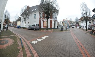 Die Lange Straße in der Rahdener Innenstadt zweigt von der Steinstraße/Gerichtsstraße ab. Die Polizei sucht nach dem Einbruch an der Langen Straße nun Zeugen. - Joern Spreen-Ledebur