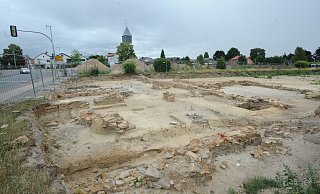 Bei den Ausgrabungen an der Mindener Straße in Preußisch Oldendorf wurde altes Mauerwerk freigelegt. In diesem Bereich, wo früher Volksbank und das Haus Deeke standen, soll der neue Edeka-Markt gebaut werden. - Joern Spreen-Ledebur
