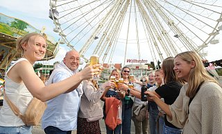 Das Riesenrad ist der Treffpunkt auf dem Blama. Das war schon am Donnerstagnachmittag so. Auch dieses Team einer Arztpraxis aus Stift Quernheim stieß auf dem Blama an - am Treffpunkt Riesenrad. - Joern Spreen-Ledebur