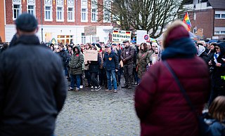 Rund 400 Bürgerinnen und Bürger protestierten 2024 auf dem Lübbecker Marktplatz gegen Rechtsextremismus. Aufgerufen dazu hatte das Bündnis „Lübbecke zeigt Gesicht“. - Noah Wedel