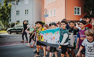 Schüler der Martinschule demonstrieren für sichere Schulwege und unterstützen das neue Fahrverbot vor ihrer Schule. - Denkfabrik Megaschön