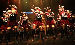 Zu den Höhepunkten des Abends gehört der Auftritt von 34 jungen Frauen der Showtanzgruppe Diwos aus Ostenland. Sie sind „Verfluchte“ auf den sieben Weltmeeren. - Regina Brucksch